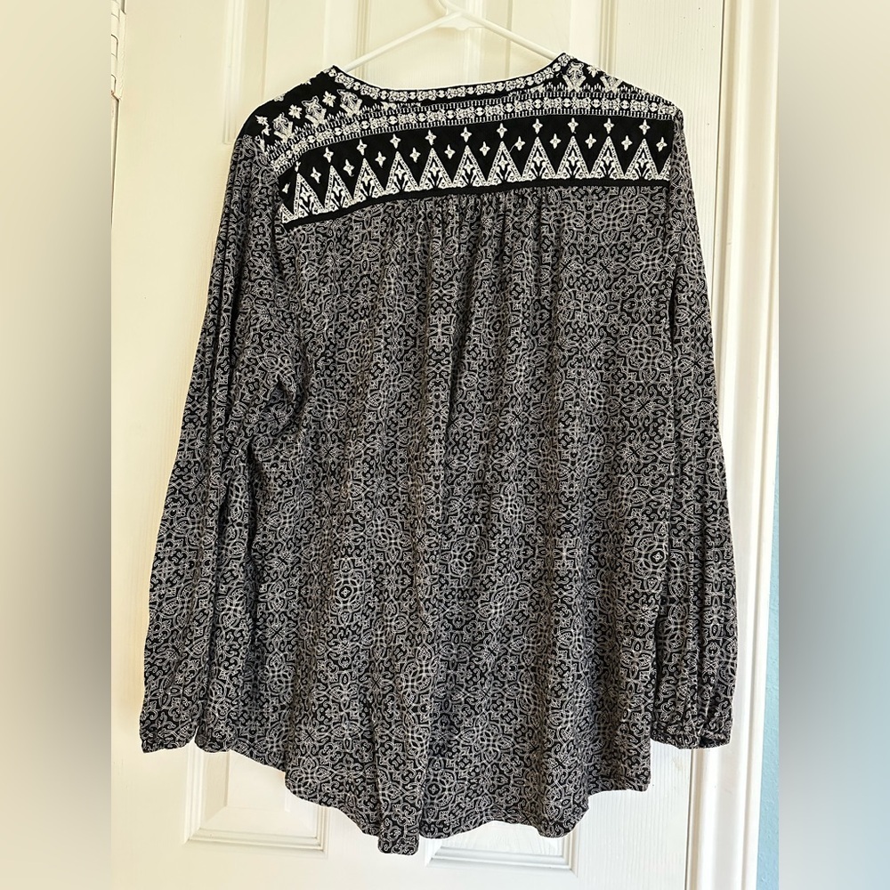 Lucky Brand | Top Black White Embroidered Long Sleeve V Neck- Size 2x - Picture 6 of 9